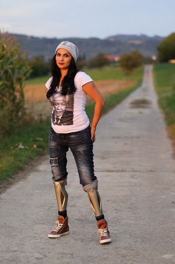 Hülya geht ihren Weg mit zwei Beinprothesen
