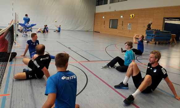 Die U16 der TSG 1899 Hoffenheim trainierte statt Fußball einen Nachmittag Sitzvolleyball mit Sportler/innen der Bewegungsförderung für Amputierte.