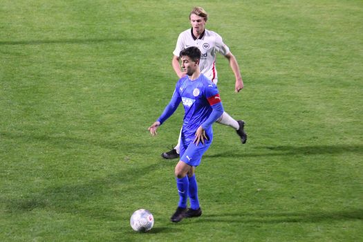 Der FCA-Kapitän Yasin Kücükzeybek schirmt den Ball gegen seinen Frankfurter Kontrahenten ab.